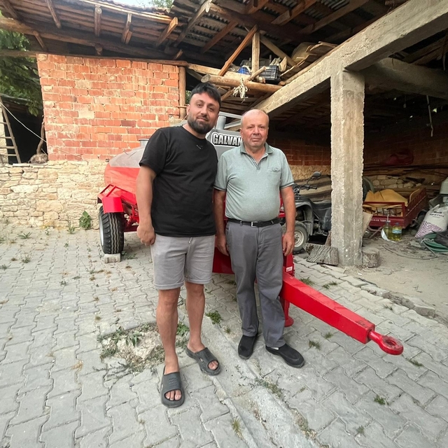 Patlak lastikle yangın bölgesine su taşıyan çiftçiye, iş insanı su tankeri...