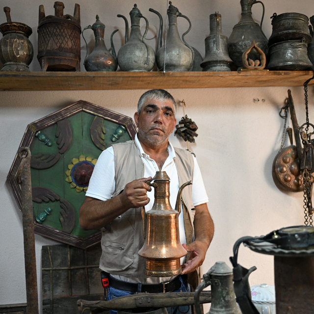 Enkazdan çıkan eşyalar gelir kapısı oldu