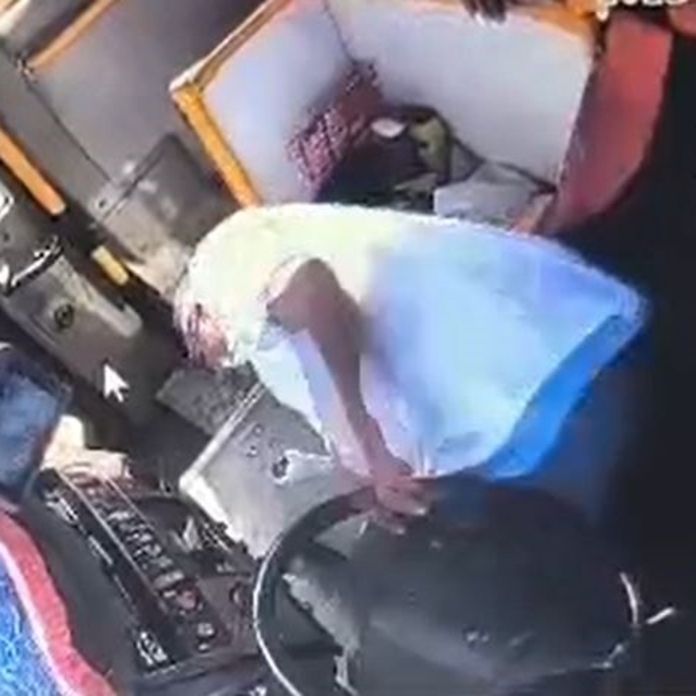 Otobüs şoförü kalp krizi geçirdi, kazayı yolcu önledi