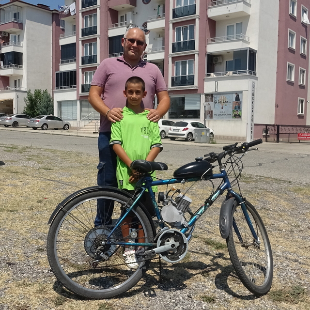 İşe gidip gelmek için bisikletini motorlu hale getirdi