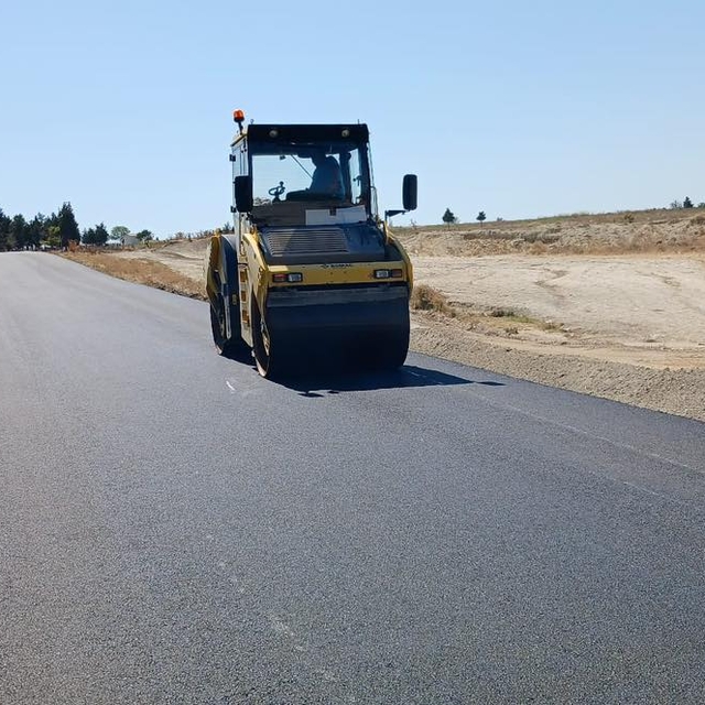 Edirne'de ekiplerin köy yollarındaki sıcak asfalt çalışmaları sürüyor