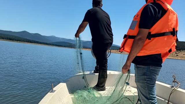 Gölde 2,5 kilometre uzunluğunda ağ yakalandı