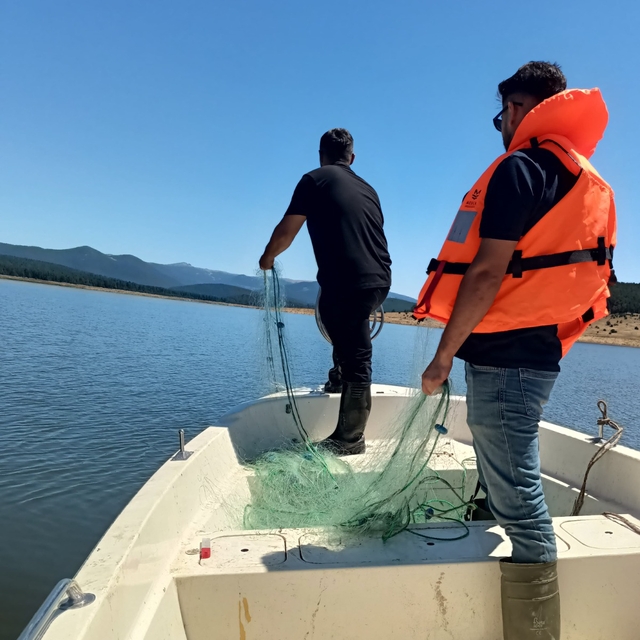 Gölde 2,5 kilometre uzunluğunda ağ yakalandı