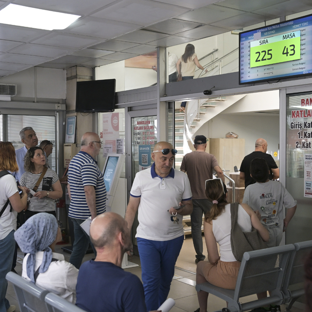 Eski tip sürücü belgelerinin yenilenmesi için verilen süre yarın sona eriyo...