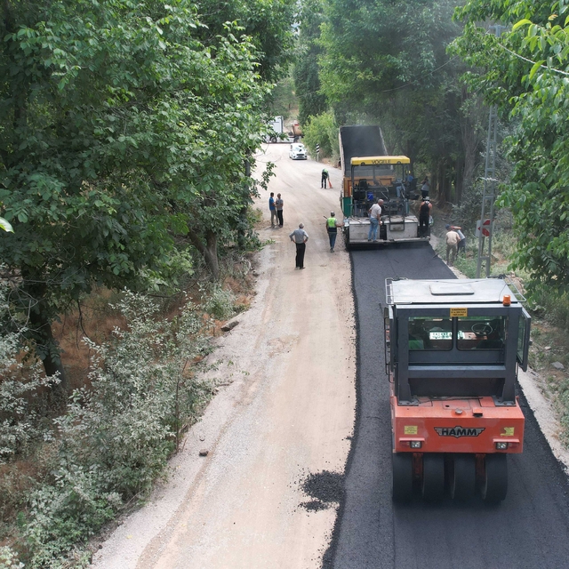 Başkan Öztürk, Çağlayan Mahallesi'ndeki asfalt çalışmalarını inceledi