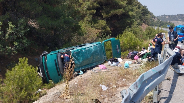 Sivas'ta minibüs devrildi: 13 yaralı