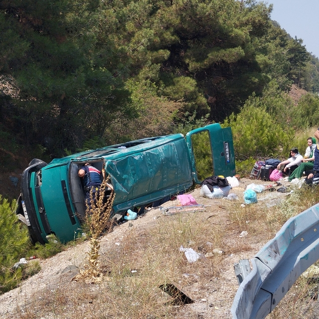 Sivas'ta minibüs devrildi: 13 yaralı