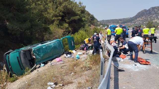Sivas'ta minibüsün devrilmesi sonucu 13 kişi yaralandı