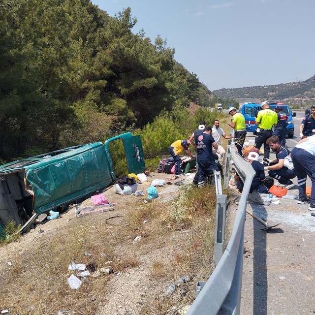 Sivas'ta minibüsün devrilmesi sonucu 13 kişi yaralandı