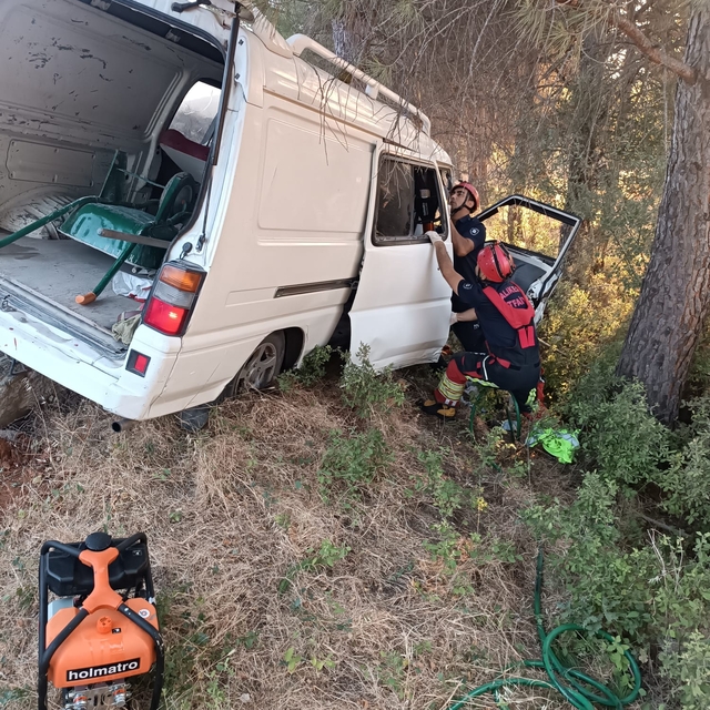 Balıkesir'de yoldan çıkan panelvandaki 5 kişi yaralandı