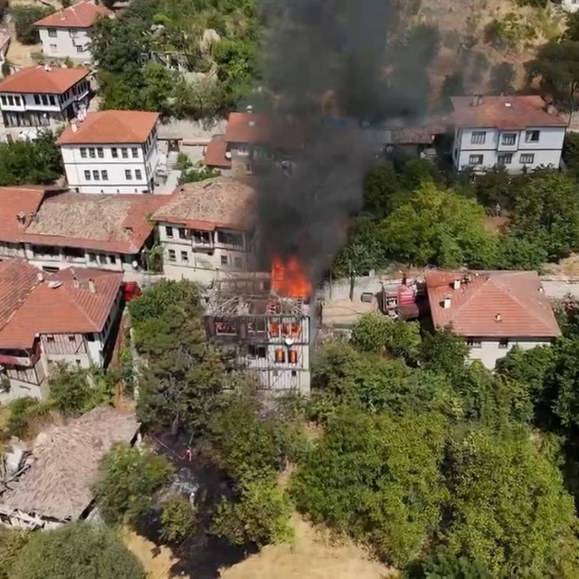 Safranbolu'da 2 katlı tarihi konak yandı