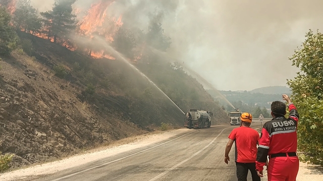 Bursa'da yanan ormanlar dronla görüntülendi; soğutma çalışmaları sürüyor (2)