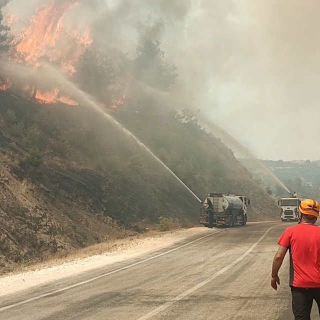 Bursa'da yanan ormanlar dronla görüntülendi; soğutma çalışmaları sürüyor (2...