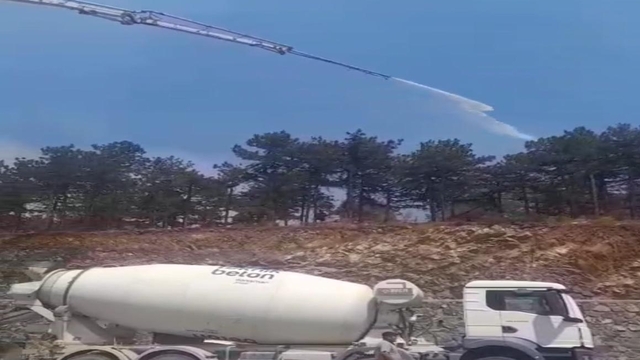 Beton pompasıyla alevlere su sıktılar