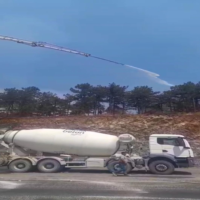 Beton pompasıyla alevlere su sıktılar