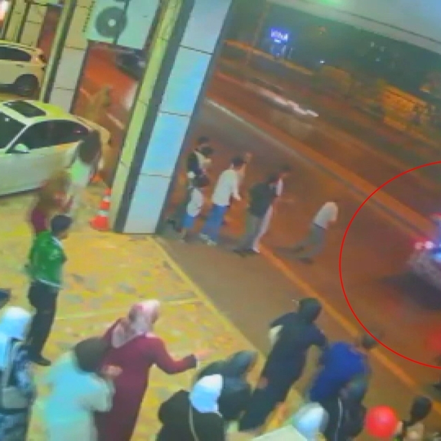 Aniden hareket eden gelin arabası yolu aşıp, metro hattı duvarına çarptı; k...