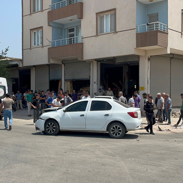 Kırıkhan'da iki otomobilin çarpıştığı kazada 1 çocuk yaralandı