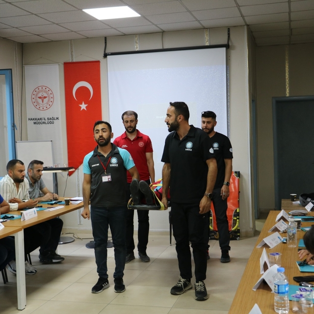 Hakkari'de 25 sağlık çalışanı zorlu eğitimin ardından UMKE gönüllüsü oldu