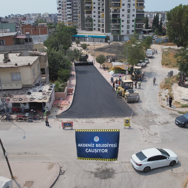 Akdeniz'de mahalleler yol ve kaldırım çalışmalarıyla yenileniyor