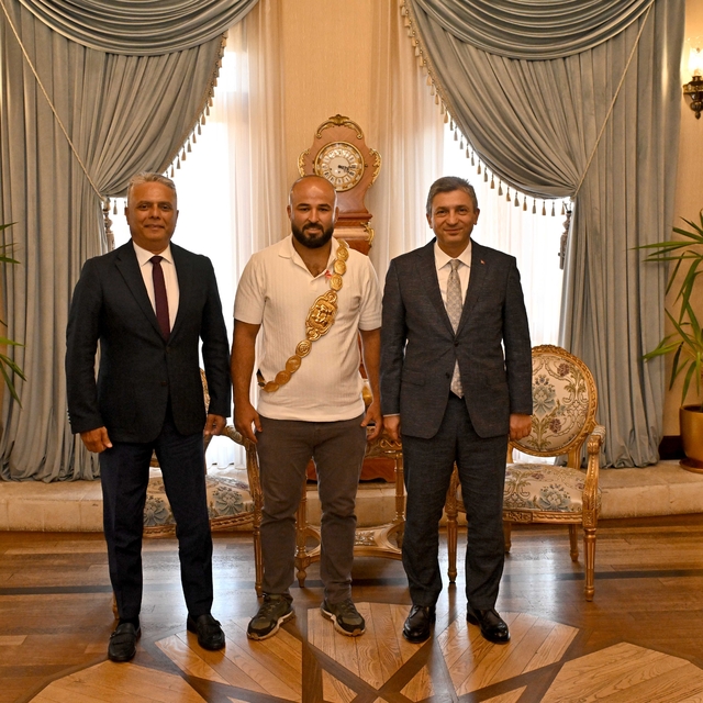 Kırkpınar Başpehlivanı Orhan Okulu, Vali Şahin'i ziyaret etti