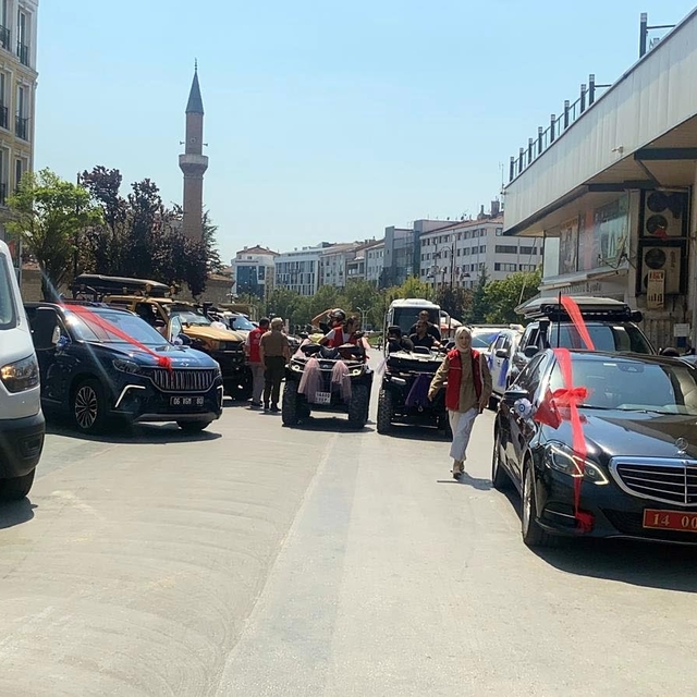 Valinin makam aracı sünnet şöleni için süslendi