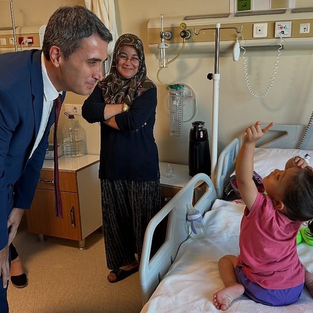 Bucak Kaymakamı Kuruca, hastanede tedavi gören çocukları ziyaret etti