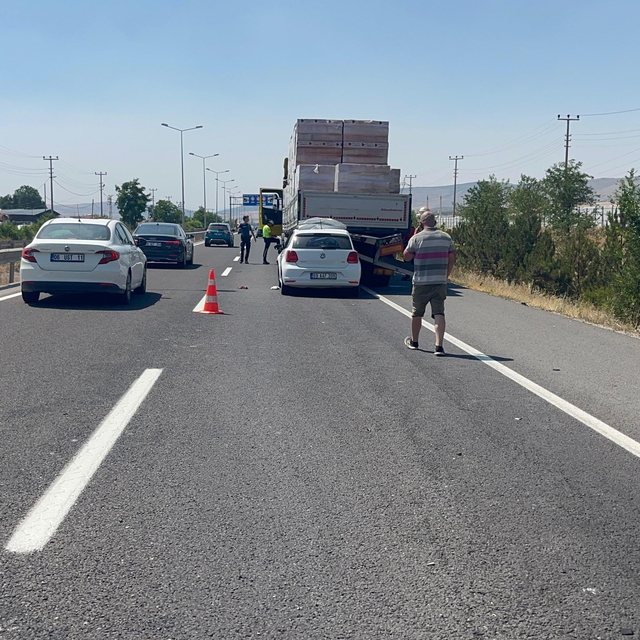 Çankırı'da tıra arkadan çarpan otomobilin sürücüsü öldü