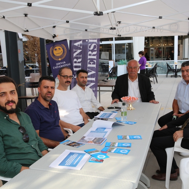 Şırnak Üniversitesi Rektörü Prof. Dr. Alkış üniversitenin tanıtım standını...