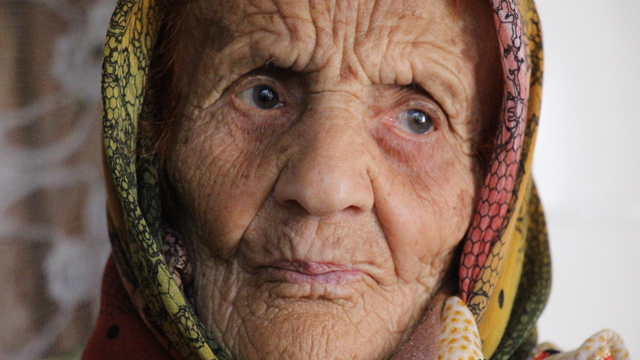 Ispartalı asırlık çınar Hatice nine yıllara meydan okuyor