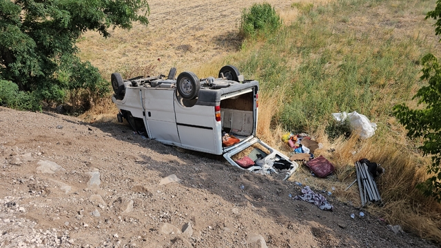 Van'da minibüsle otomobilin çarpıştığı kazada 11 kişi yaralandı