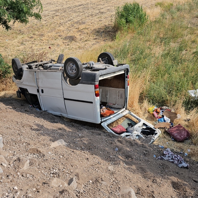 Van'da minibüsle otomobilin çarpıştığı kazada 11 kişi yaralandı