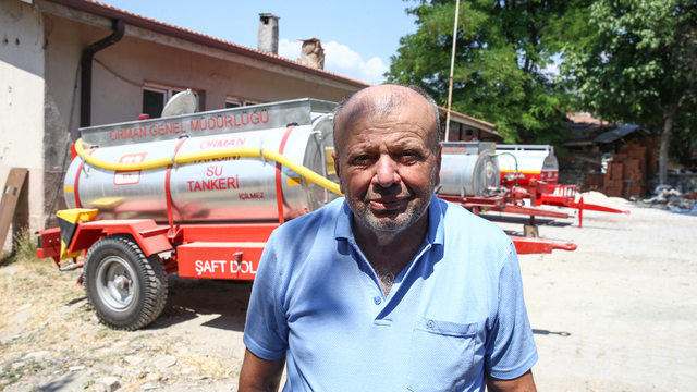 Patlayan lastiğe rağmen yangına su taşıyan çiftçiye hediye edilen tanker sayısı 3 oldu