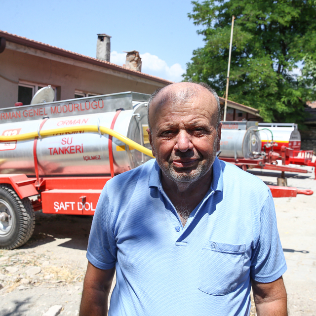 Patlayan lastiğe rağmen yangına su taşıyan çiftçiye hediye edilen tanker sa...