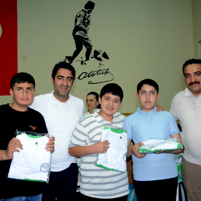 Sarıkamış Belediyesinden sporculara forma desteği