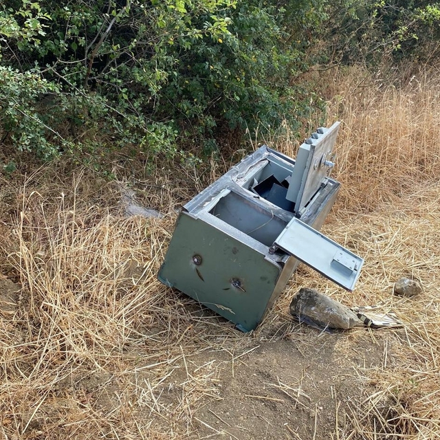 İçindeki takılar imitasyon çıkınca çaldıkları kasayı tarlaya atıp kaçtılar