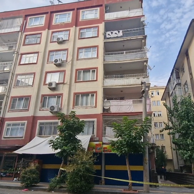 Diyarbakır'da kolonu çatlayan bina tahliye edildi