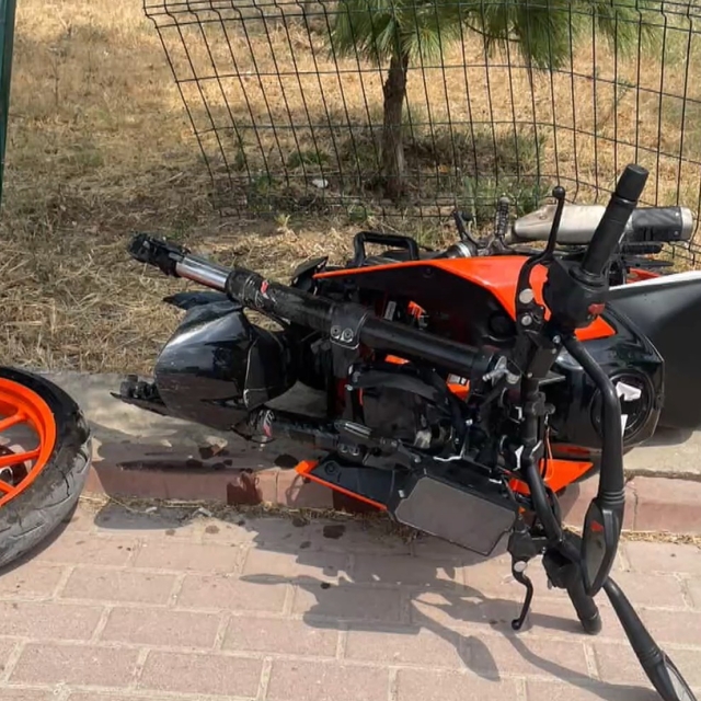 Otomobille çarpışan motosikletin sürücüsü ağır yaralandı