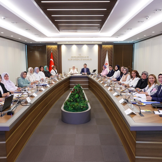 Bakanlar Göktaş ve Kurum, kadın belediye başkanlarıyla toplantı yaptı