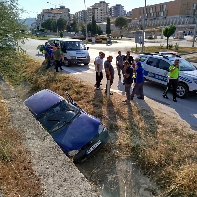 Sinop'ta kamyonla çarpışan otomobildeki anne ve oğlu yaralandı