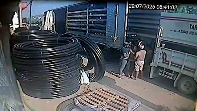 Manevra yapan kamyonet ile TIR'ın arasında sıkışan işçi öldü