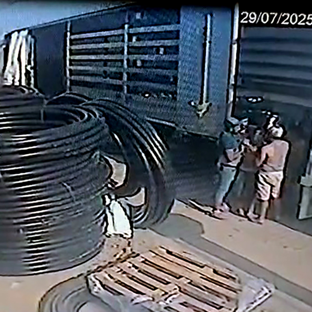 Manevra yapan kamyonet ile TIR'ın arasında sıkışan işçi öldü