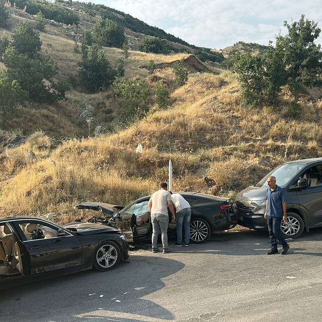 Tunceli'de üç otomobilin karıştığı zincirleme kazada 5 kişi yaralandı