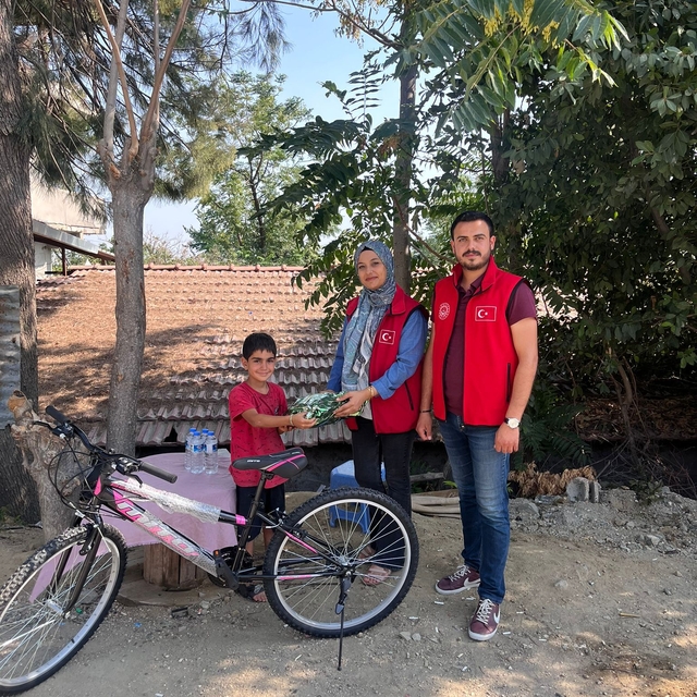 Hatay'da su satarak bisiklet almak için para biriktiren çocuğun hayali gerç...