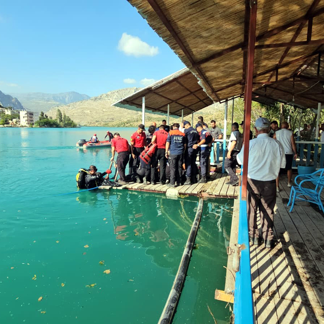 Tatile geldi, baraj gölüne düşen terliğini almak isterken boğuldu