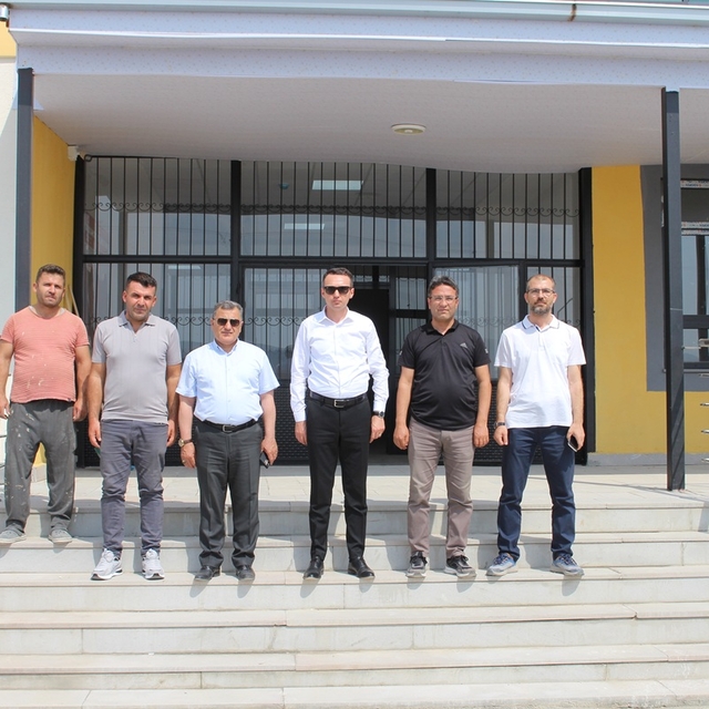 Çaldıran Kaymakamı Bakan, yapımı tamamlanan okulda incelemelerde bulundu