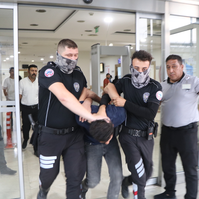 Acil servise girip, doktor ve güvenlik görevlisini bıçakladı; o anlar kamer...