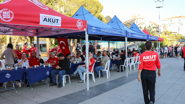 Eskişehir'deki orman yangınında yaşamını yitiren 10 kişi için İzmir'de anma etkinliği düzenlendi