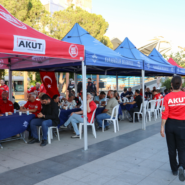 Eskişehir'deki orman yangınında yaşamını yitiren 10 kişi için İzmir'de anma...