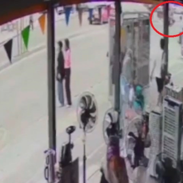 Motosikletin yayaya ardından otomobile çarptığı kaza kamerada: 1 ölü, 2 yar...