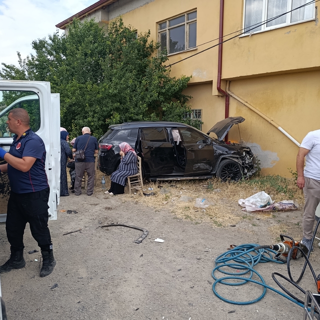 Sivas'ta iki otomobilin çarpışması sonucu 5 kişi yaralandı